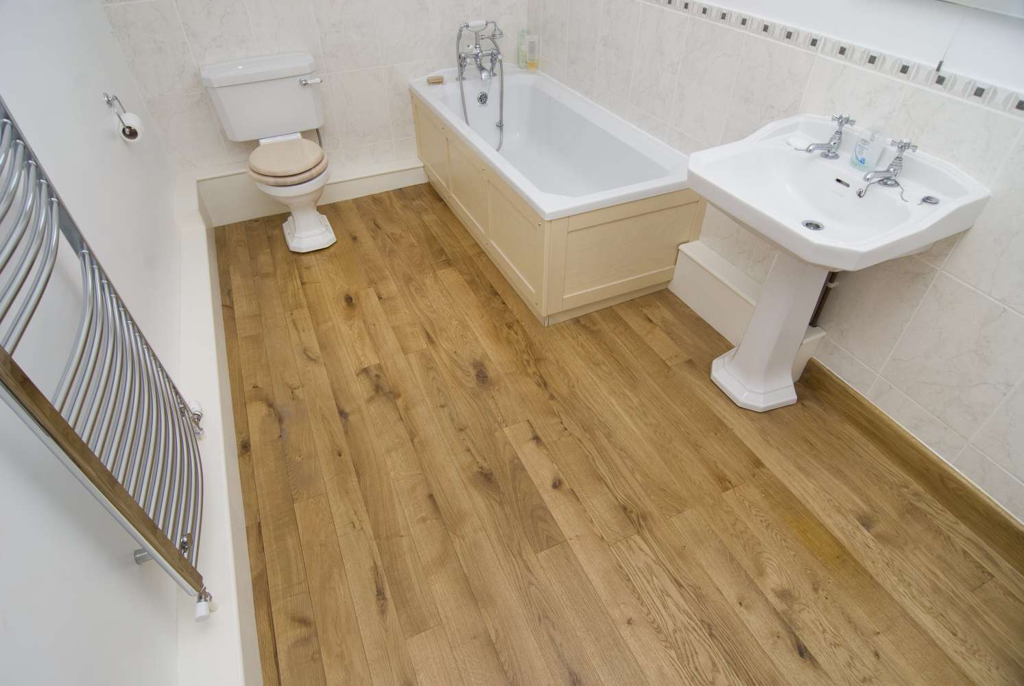 Влагостойкий деревянный пол в ванной комнате